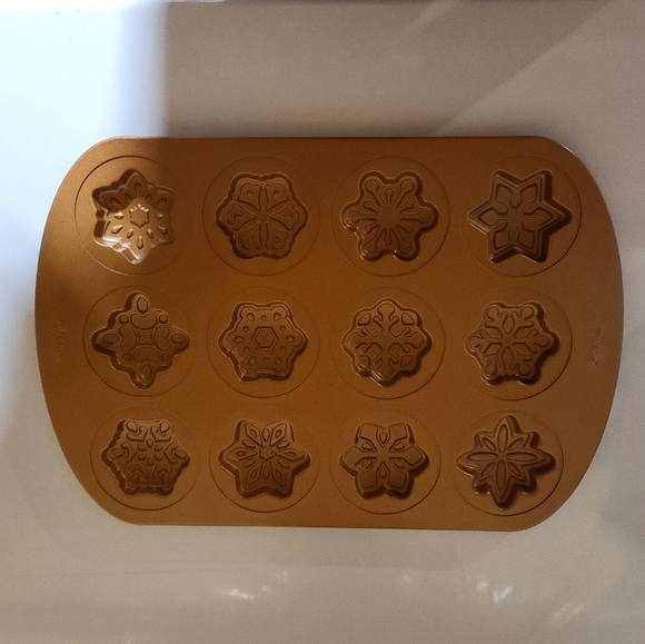 Wilton Snowflake Non-Stick Cookie Pan, Copper - Picture 2 of 3